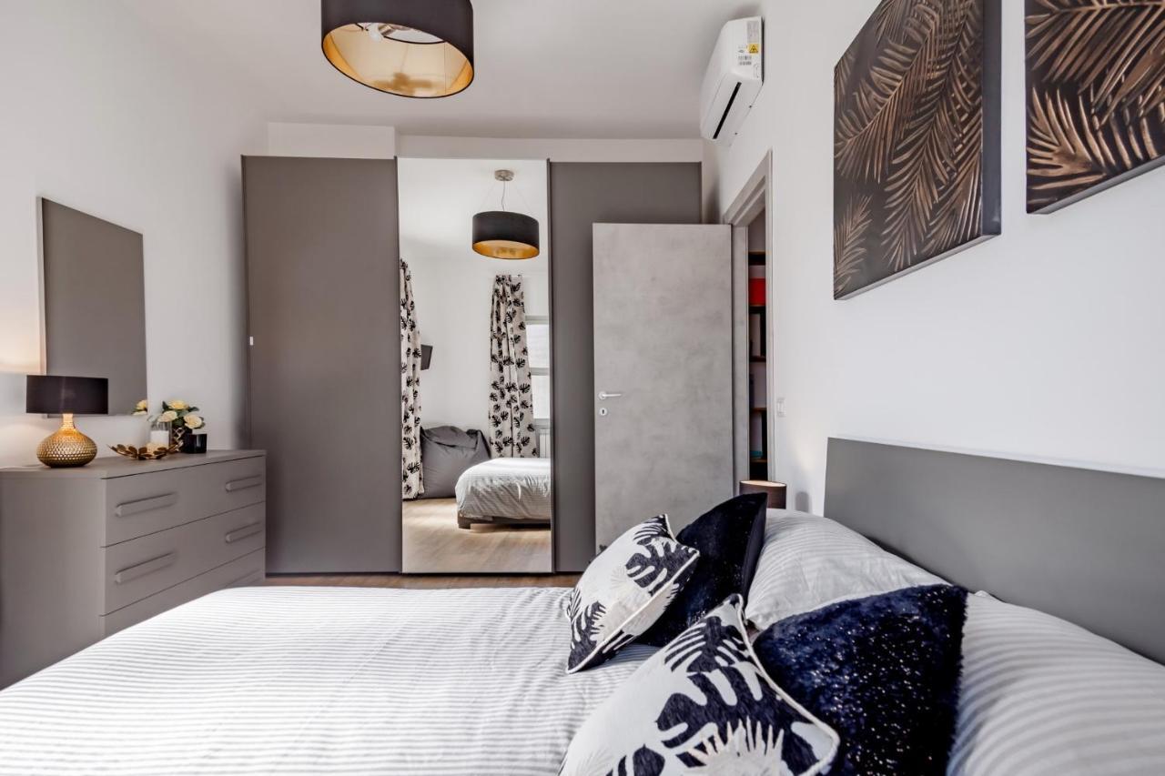 Open The Classic Wooden Shutters At A Cozy City Nest Firenze Kültér fotó