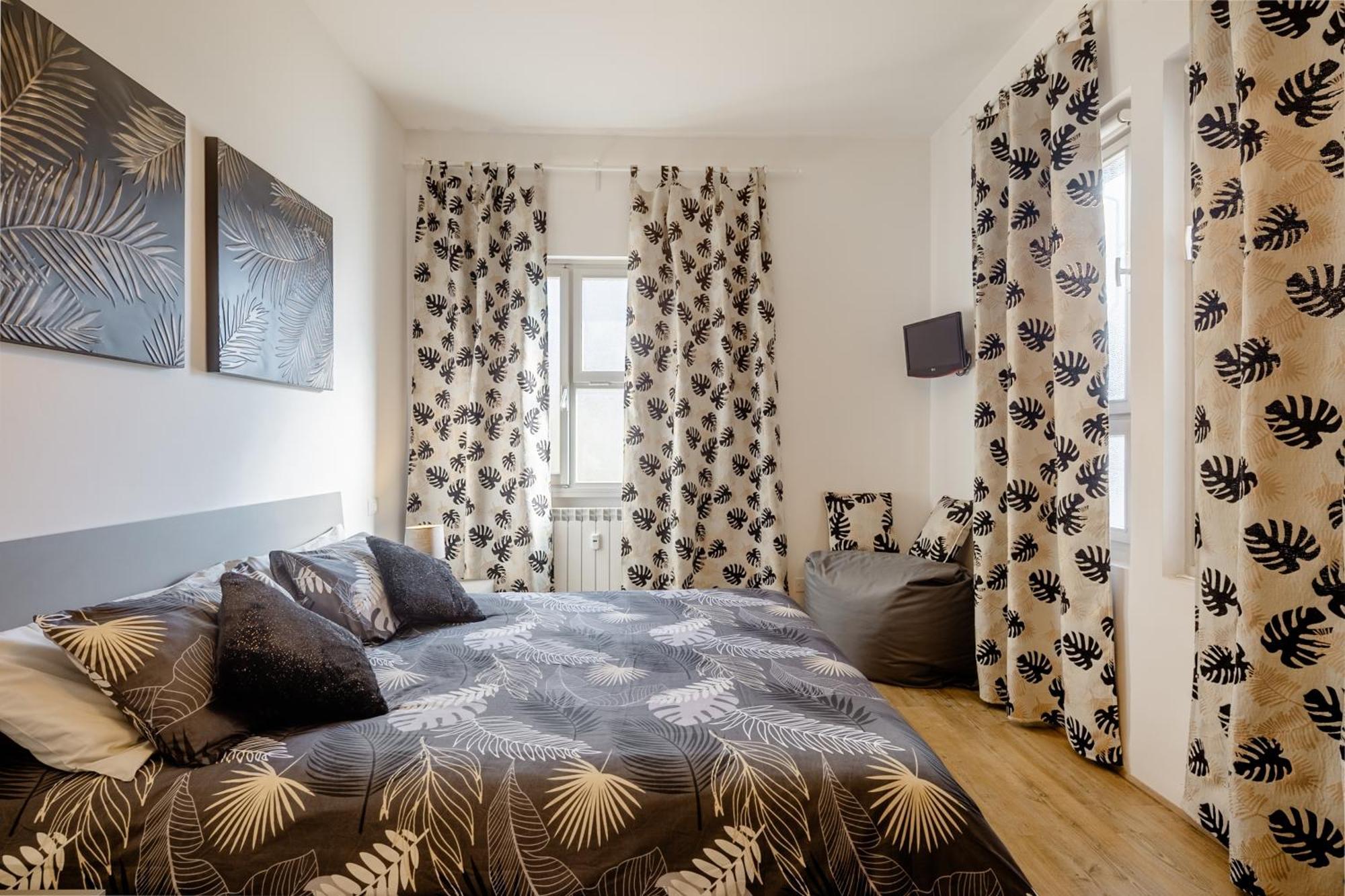Open The Classic Wooden Shutters At A Cozy City Nest Firenze Kültér fotó