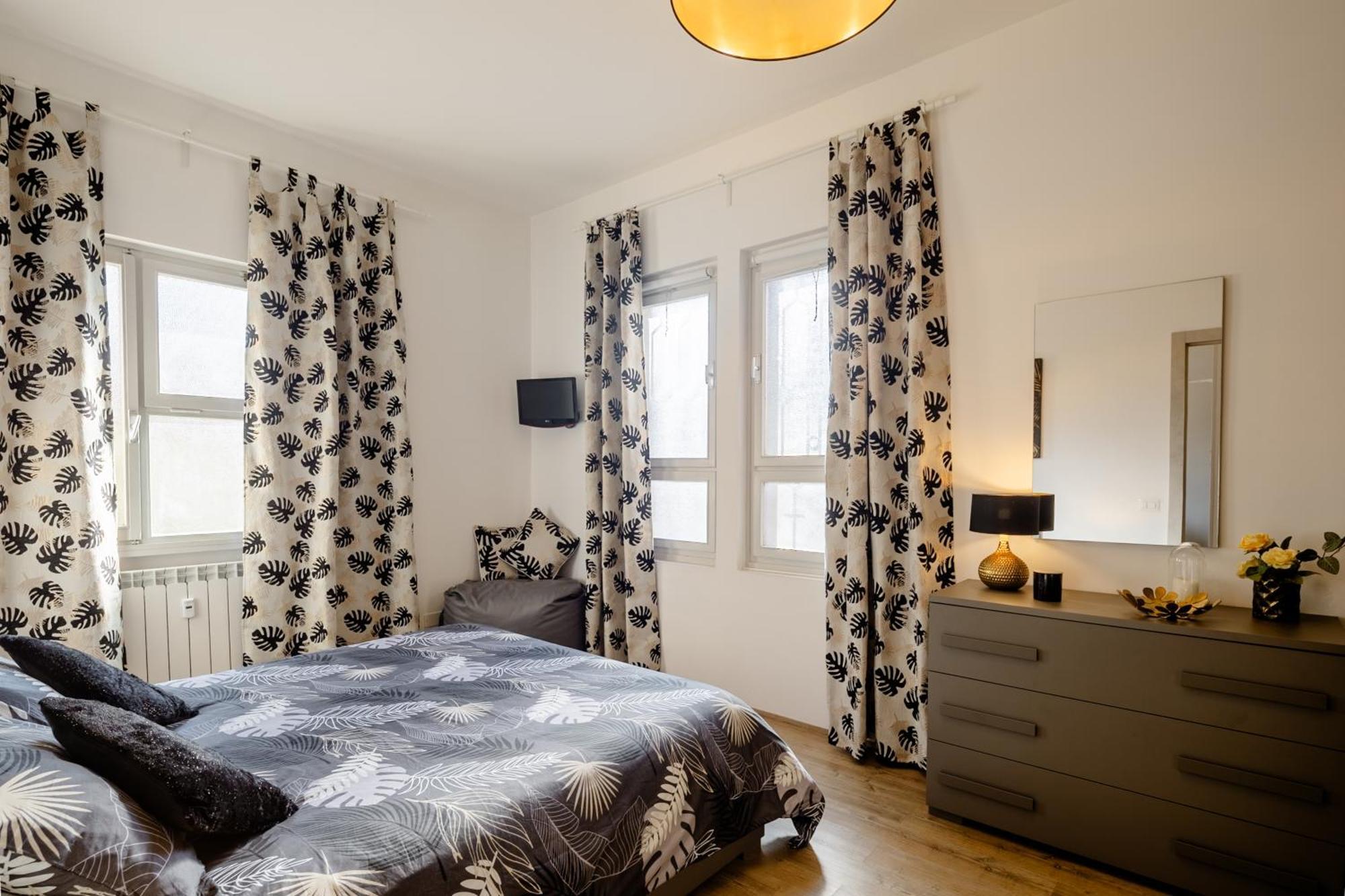 Open The Classic Wooden Shutters At A Cozy City Nest Firenze Kültér fotó