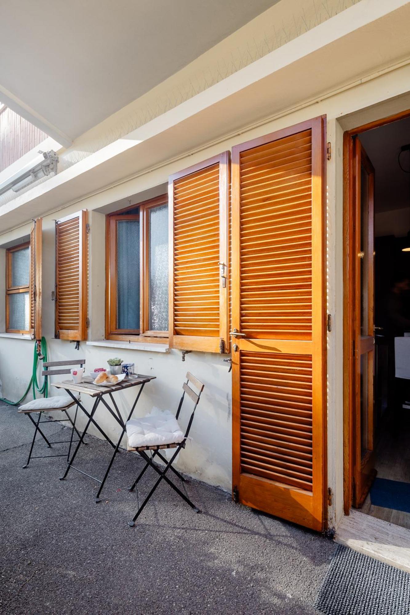 Open The Classic Wooden Shutters At A Cozy City Nest Firenze Kültér fotó