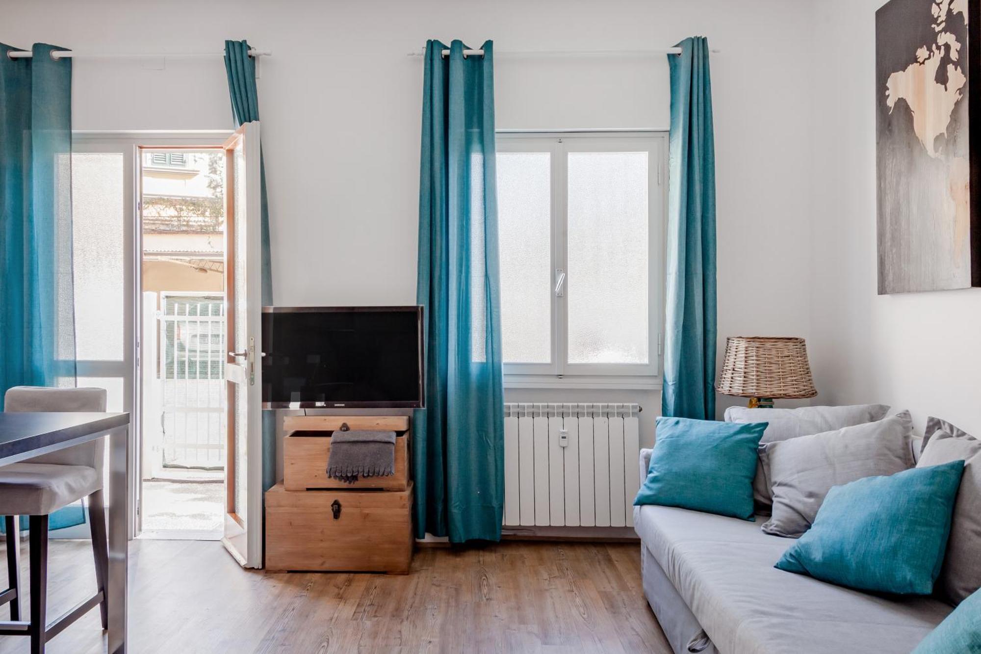 Open The Classic Wooden Shutters At A Cozy City Nest Firenze Kültér fotó