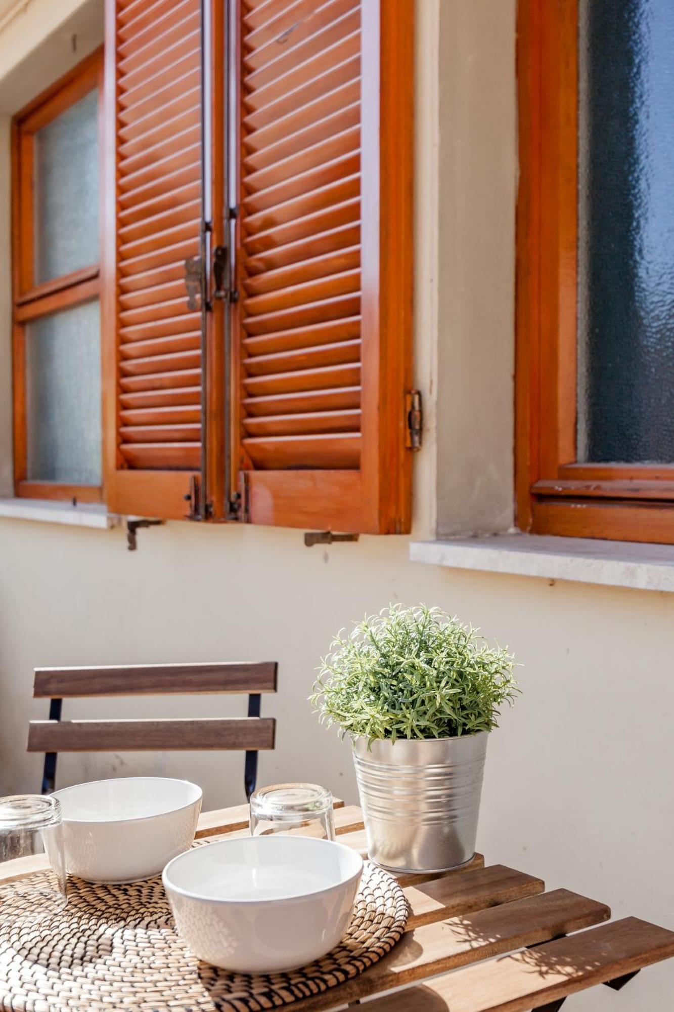 Open The Classic Wooden Shutters At A Cozy City Nest Firenze Kültér fotó