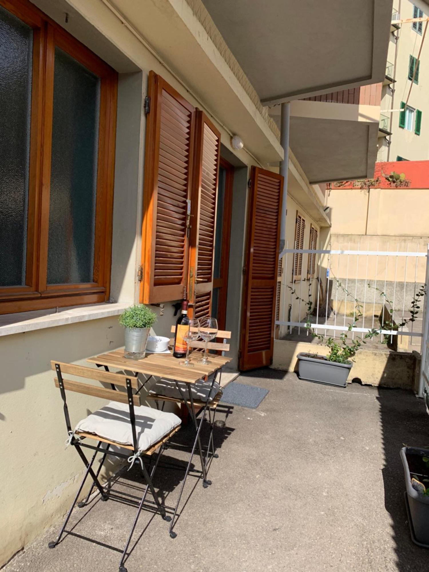 Open The Classic Wooden Shutters At A Cozy City Nest Firenze Kültér fotó