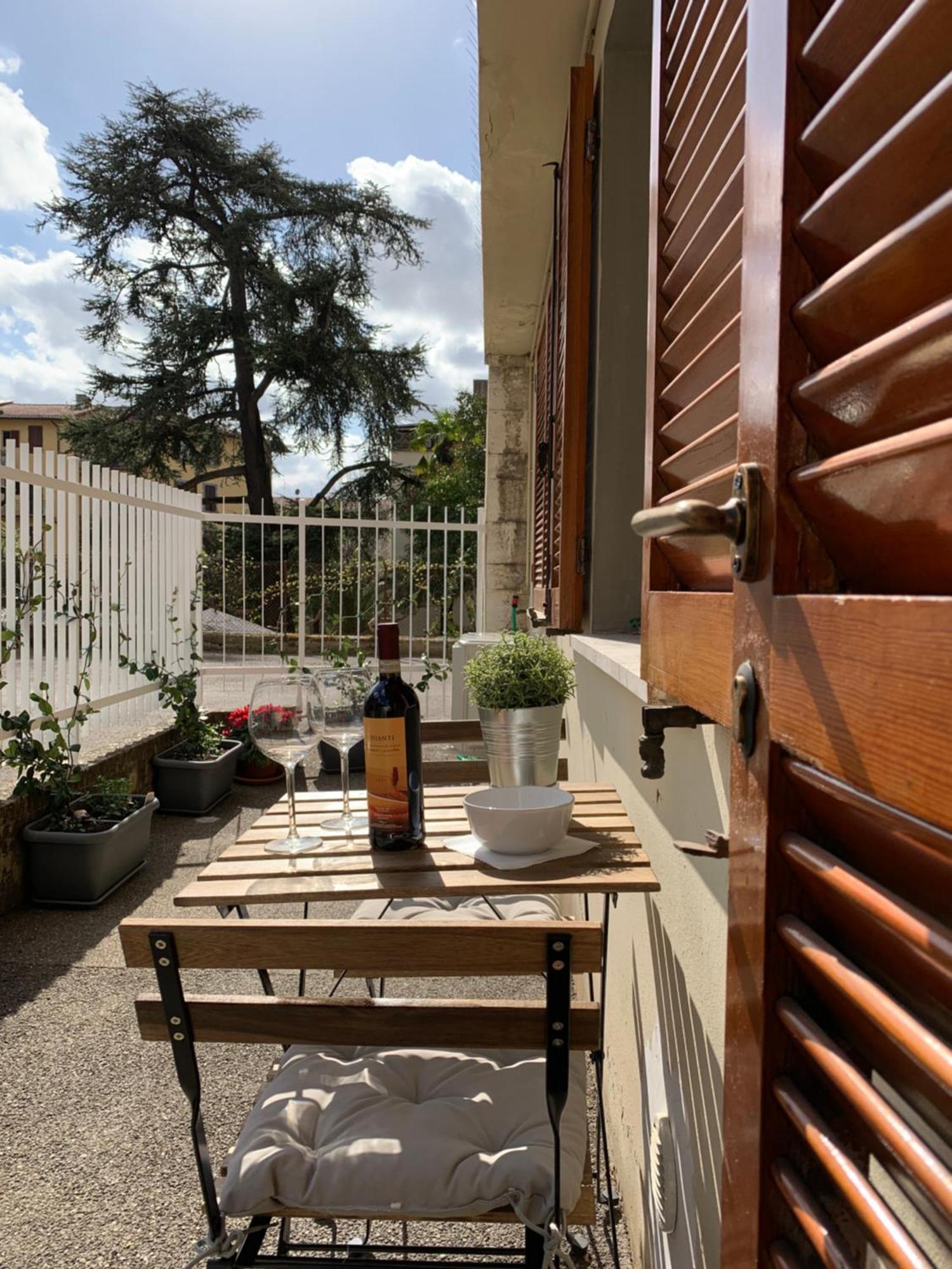 Open The Classic Wooden Shutters At A Cozy City Nest Firenze Kültér fotó