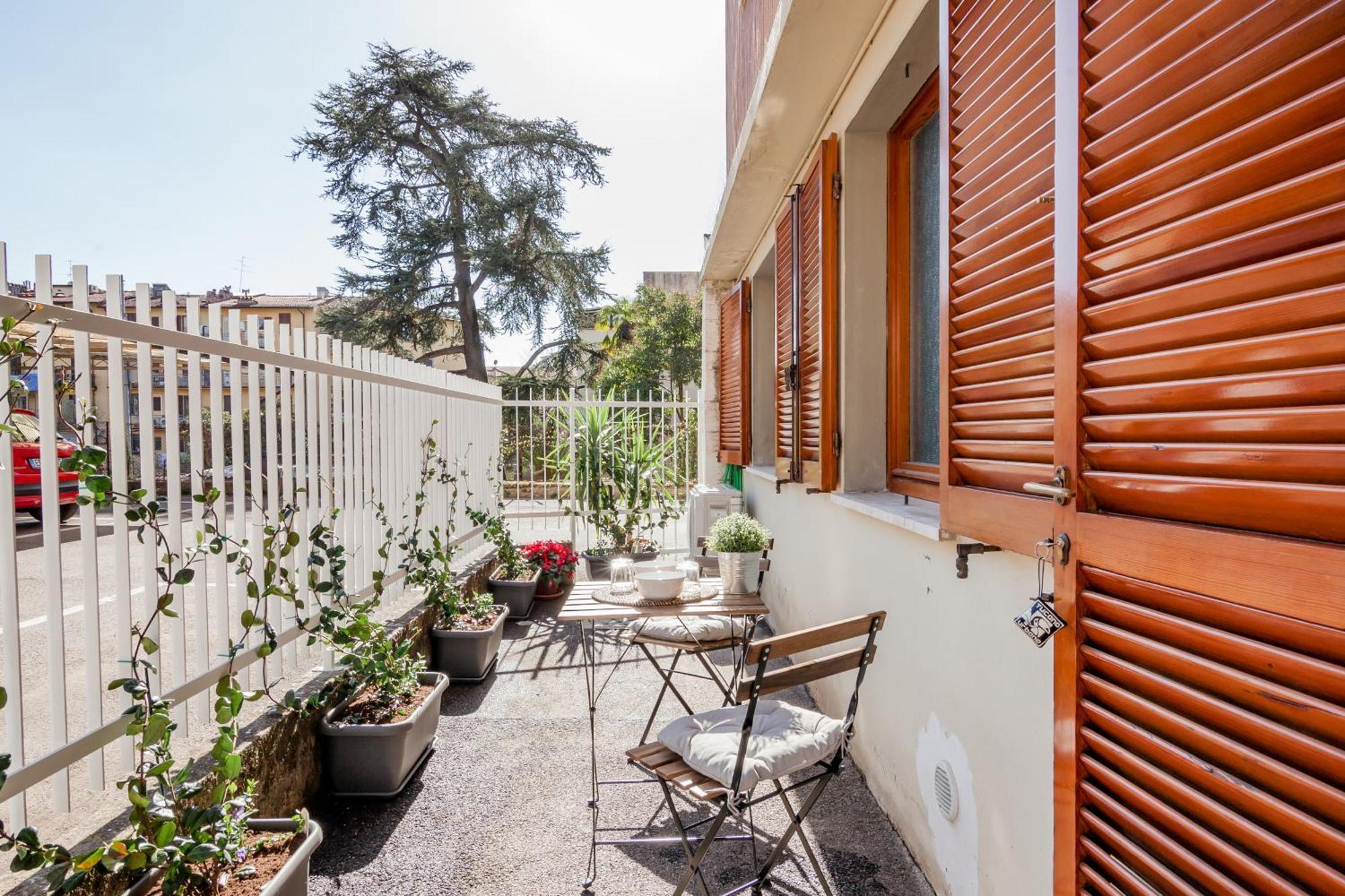 Open The Classic Wooden Shutters At A Cozy City Nest Firenze Kültér fotó