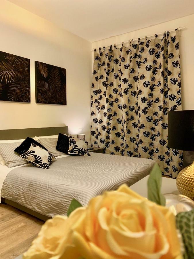 Open The Classic Wooden Shutters At A Cozy City Nest Firenze Kültér fotó