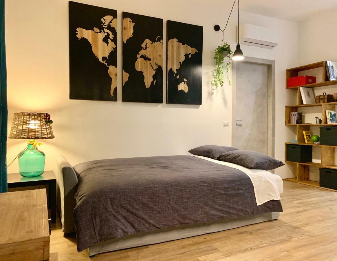 Open The Classic Wooden Shutters At A Cozy City Nest Firenze Kültér fotó