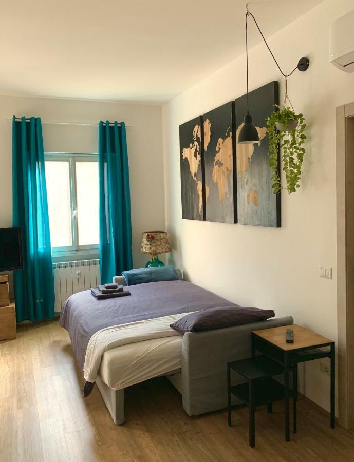 Open The Classic Wooden Shutters At A Cozy City Nest Firenze Kültér fotó