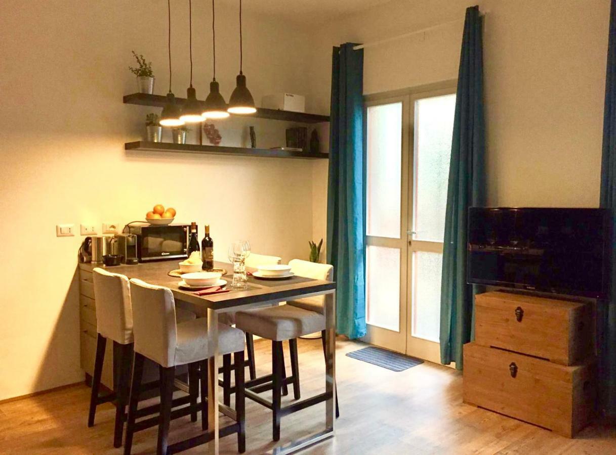 Open The Classic Wooden Shutters At A Cozy City Nest Firenze Kültér fotó
