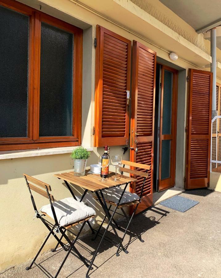 Open The Classic Wooden Shutters At A Cozy City Nest Firenze Kültér fotó