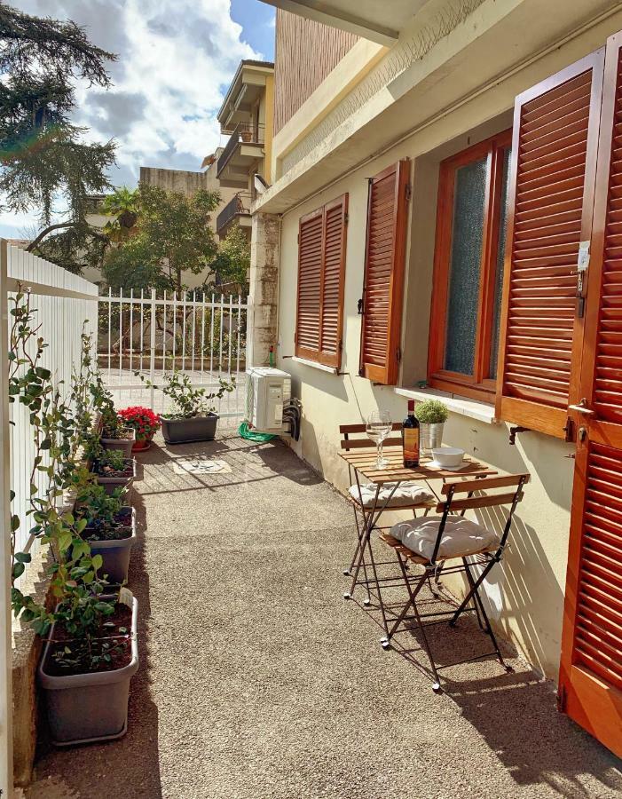 Open The Classic Wooden Shutters At A Cozy City Nest Firenze Kültér fotó